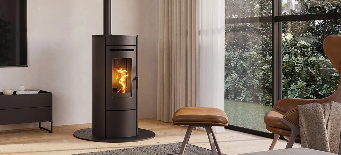 Nordic Fire Vigo houtkachel in moderne woonkamer met brandend vuur