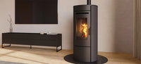 Nordic Fire Vigo houtkachel in moderne woonkamer, brandend.