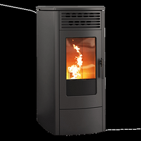 Nordic Fire Viktor 8 zwarte houtkachel met zicht op vlammen
