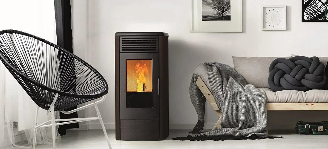Nordic Fire Viktor 8 pelletkachel in moderne woonkamer met brandend vuur