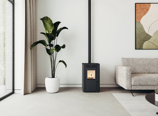 Ferlux Perla pelletkachel in moderne woonkamer met plant en bank