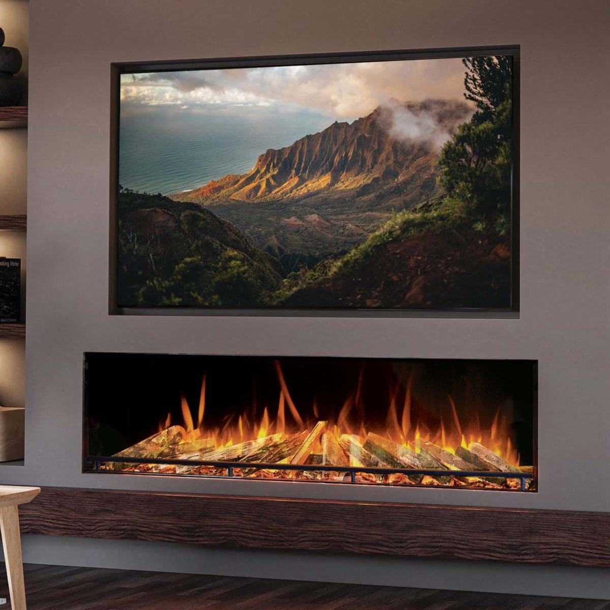 Fair Fires Solution Pure 1600 in moderne woonkamer, met brede vlammen en natuurbeeld erboven