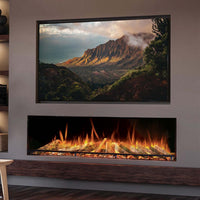 Fair Fires Solution Pure 1600 in moderne woonkamer, met brede vlammen en natuurbeeld erboven