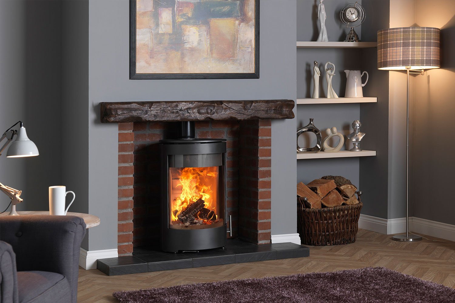 Charlton & Jenrick Purevision vrijstaand rond model in woonkamer met brandend vuur