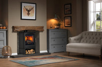 Charlton & Jenrick Purevision Countryman in woonkamer met brandend vuur en houtvak