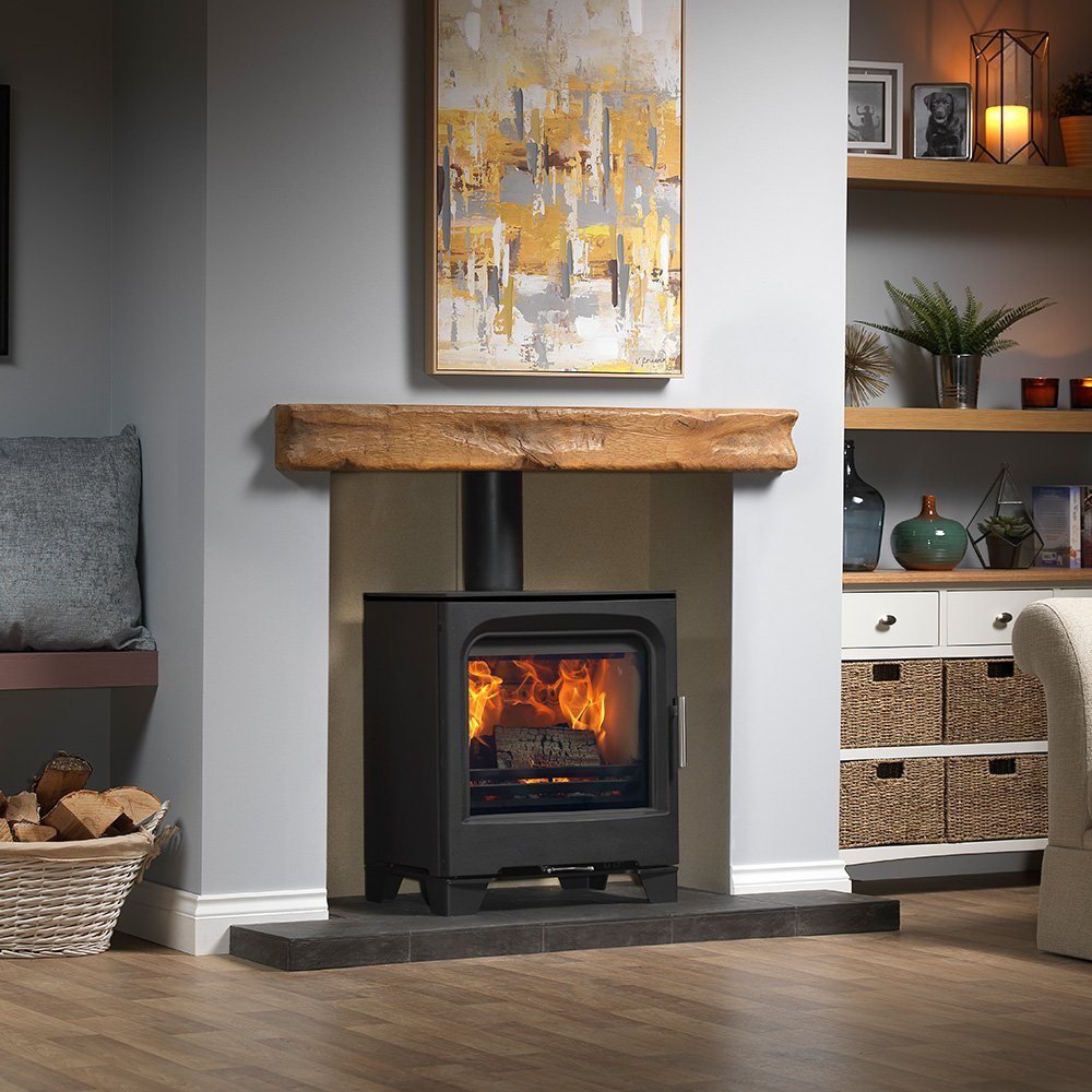 Charlton & Jenrick Purevision Countryman Breed kachel in woonkamer met brandend vuur