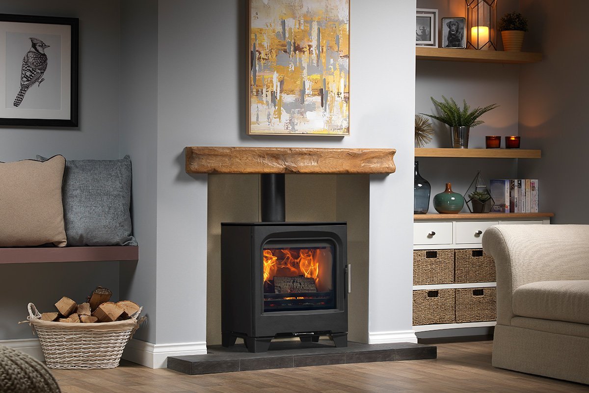 Charlton & Jenrick Purevision Countryman Breed in een moderne woonkamer met brandend vuur