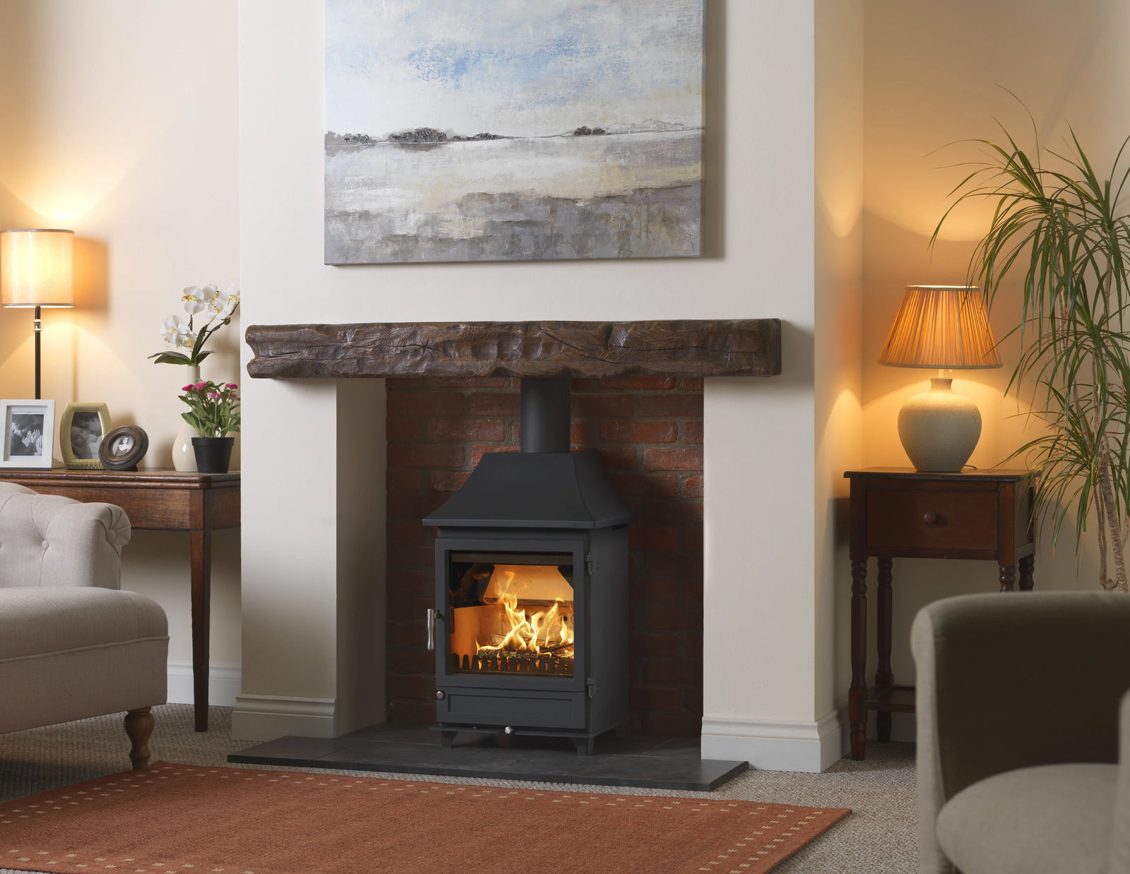 Charlton & Jenrick Purevision Heritage 5kW rechte deur in woonkamer met brandend vuur