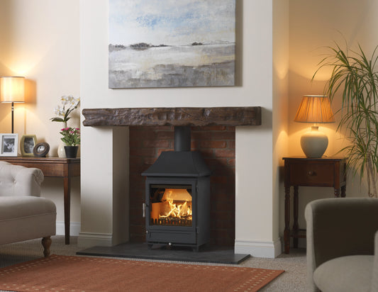 Charlton & Jenrick Purevision Heritage 5kW rechte deur in woonkamer met brandend vuur