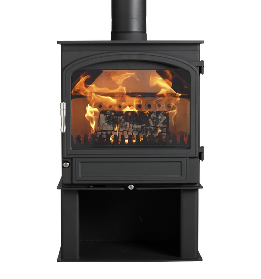 Charlton & Jenrick Purevision Heritage Breed 5kW getoogde deurkachel met brandend vuur op witte achtergrond