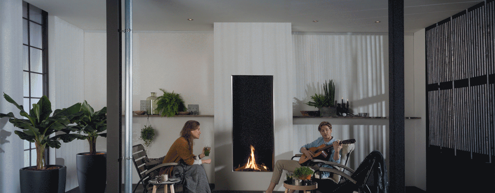 Element4 Sky Large Front Outdoor haard in moderne binnenruimte met brandend vuur