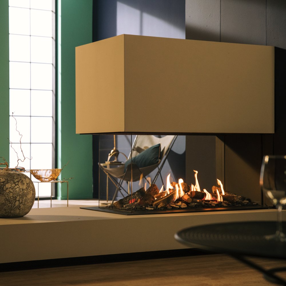 Faber Matrix Hybrid 800/500 RD in moderne woonkamer met brede haard en vlammen