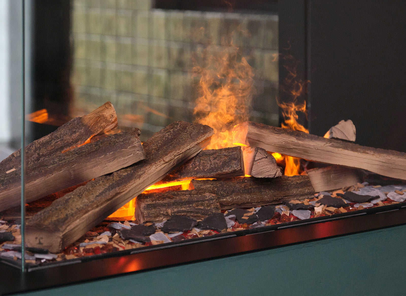 Dimplex e-MatriX 800/500 RD met brandende houtblokken in glazen haard