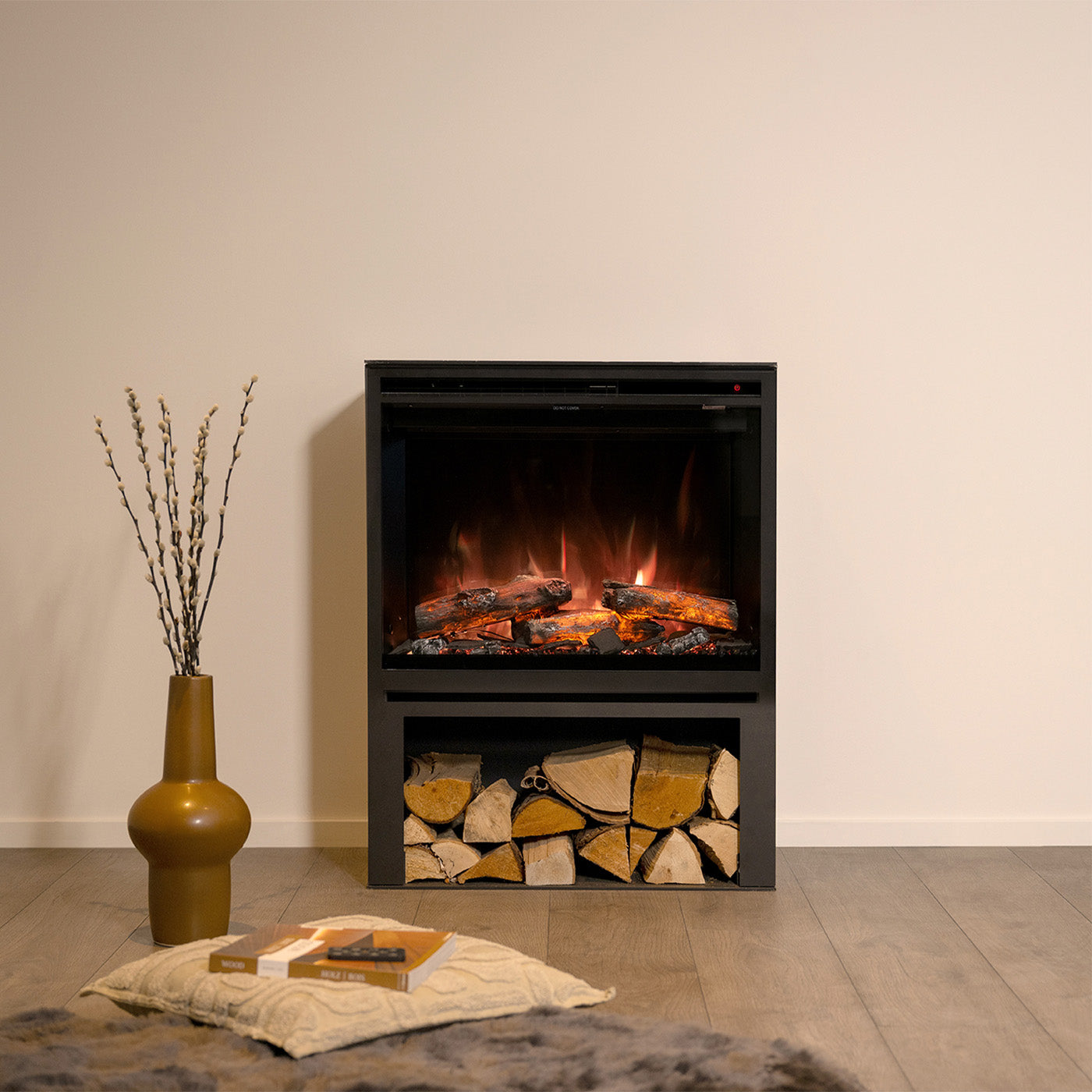 Wanders Redstone 30'' Black Edition High in moderne woonkamer met brandend haardvuur