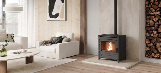 Nordic Fire Rocco houtkachel in een lichte woonkamer met brandend vuur