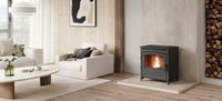 Nordic Fire Rocco houtkachel in een moderne woonkamer met brandend vuur