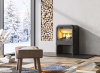 Dovre Rock350 TB houtkachel met brandend vuur in een woonkamer