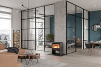 Dovre Rock500 TB houtkachel in moderne woonkamer met brandend vuur