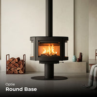 Wanders Black Pearl houtkachel met brandend vuur op een ronde voet in een modern interieur