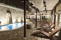 Icon Fires Round Burner bij zwembad op terras met loungestoelen