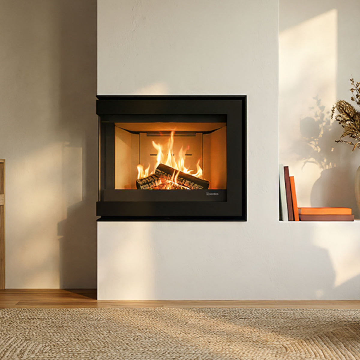 Wanders S60 hoek ingebouwde haard met brandend vuur in een moderne woonkamer