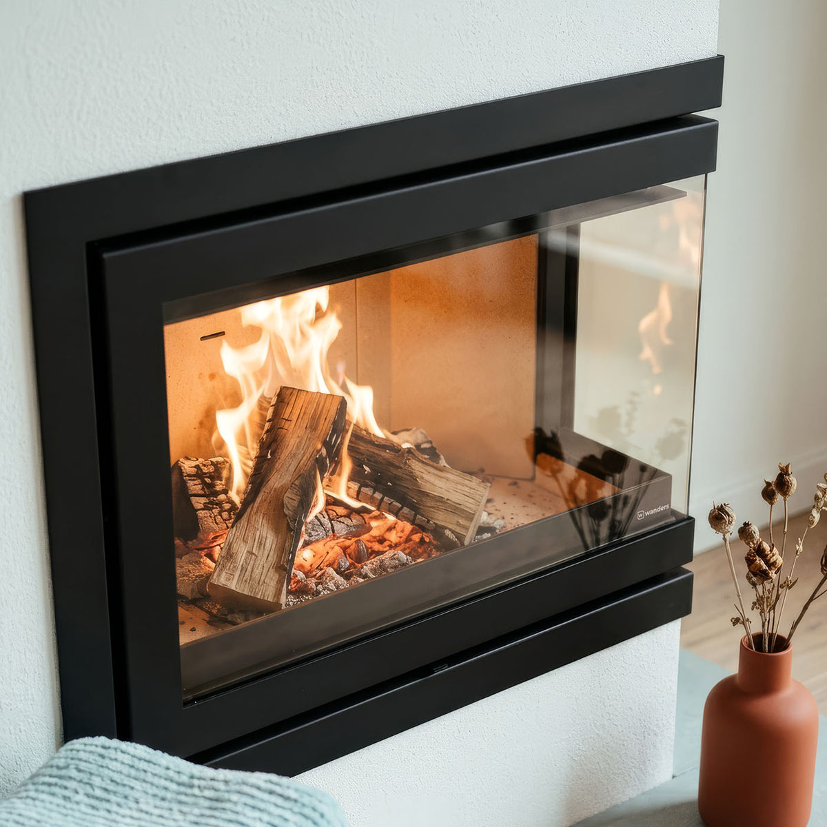 Wanders S75 hoek met brandend haardvuur in een modern interieur