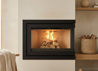 Wanders S75 hoek ingebouwde haard met brandend hout in een sfeervolle woonkamer