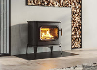 Dovre SAGA 301 houtkachel met brandend vuur in een modern interieur