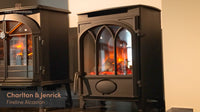 Charlton & Jenrick Fireline Alcaston kachel met brandend vuur in showroom