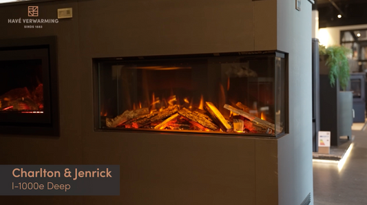 Charlton & Jenrick I-1000e Deep in showroomwand met brandende houtblokken