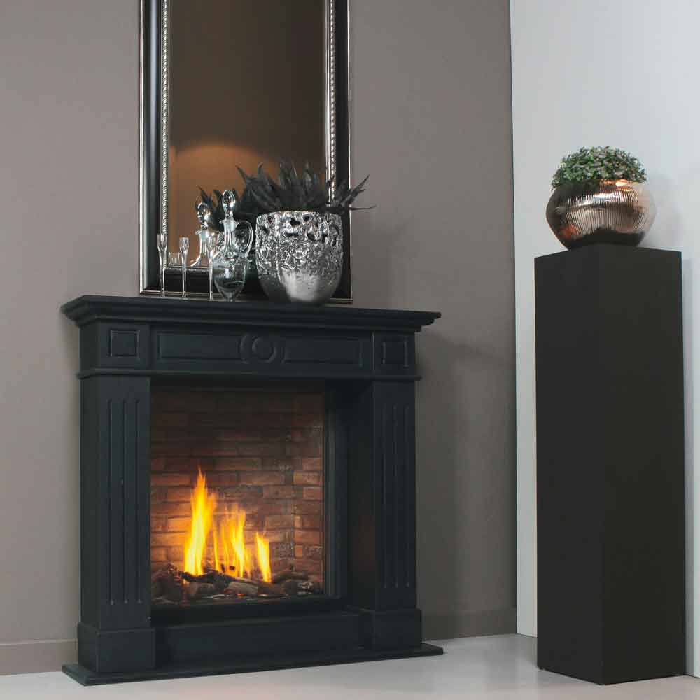 Schouw Liverpool in een moderne woonkamer met brandend vuur en decoratie erop