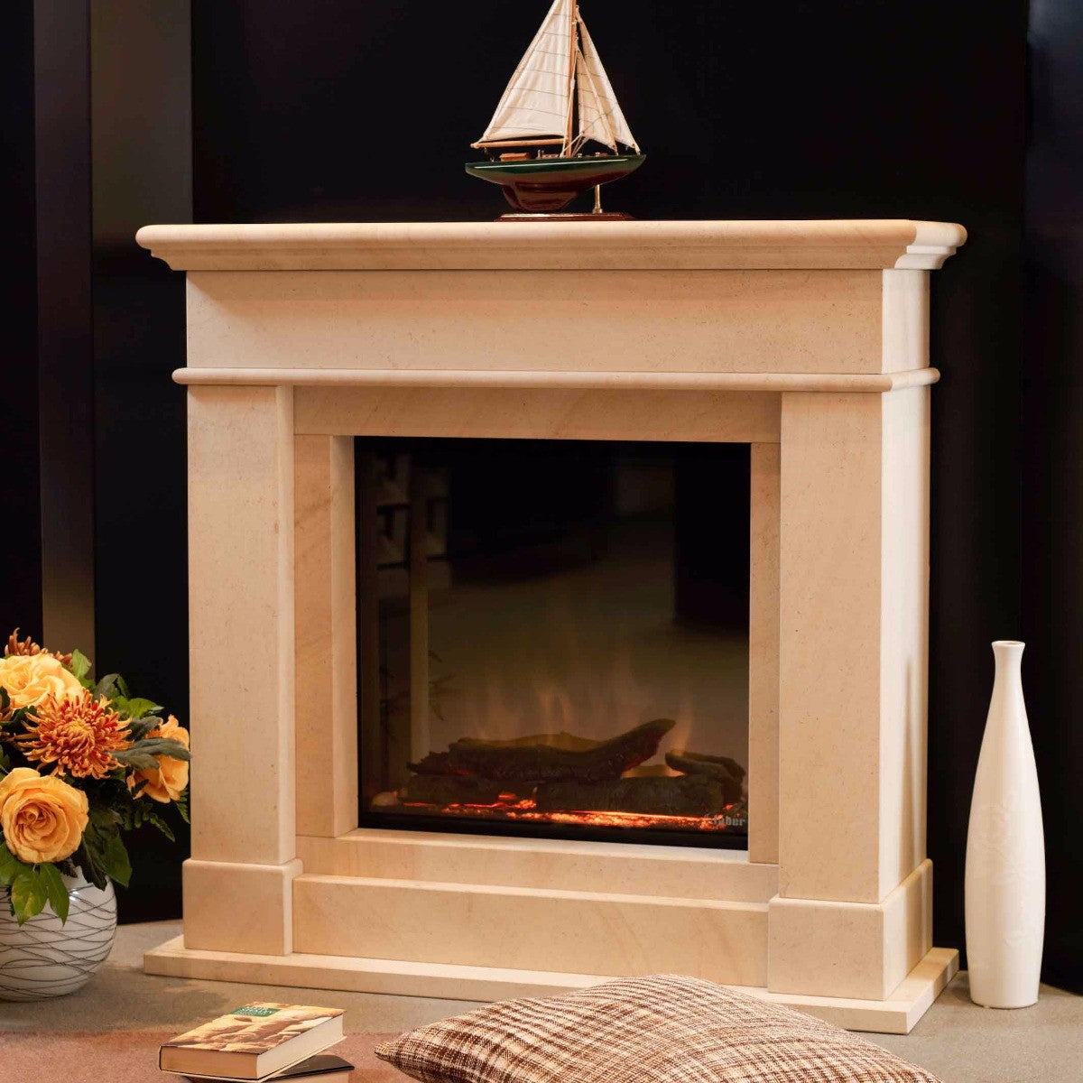 Schouw Chicago in een woonkamer met decoratieve boot en bloemen