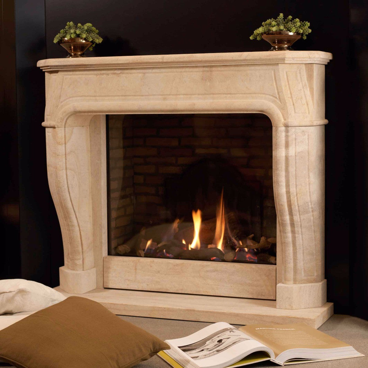 Schouw Domingo in beige steen met brandend haardvuur
