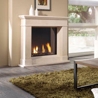Schouw Stein in woonkamer met brandende haard en beige schouw