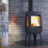 Dovre Sense 103 houtkachel met brandend vuur in een modern interieur