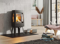 Dovre Sense 103 houtkachel met brandend vuur in een modern ingerichte woonkamer