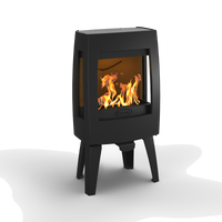 Dovre Sense 103 houtkachel met brandend vuur op witte achtergrond