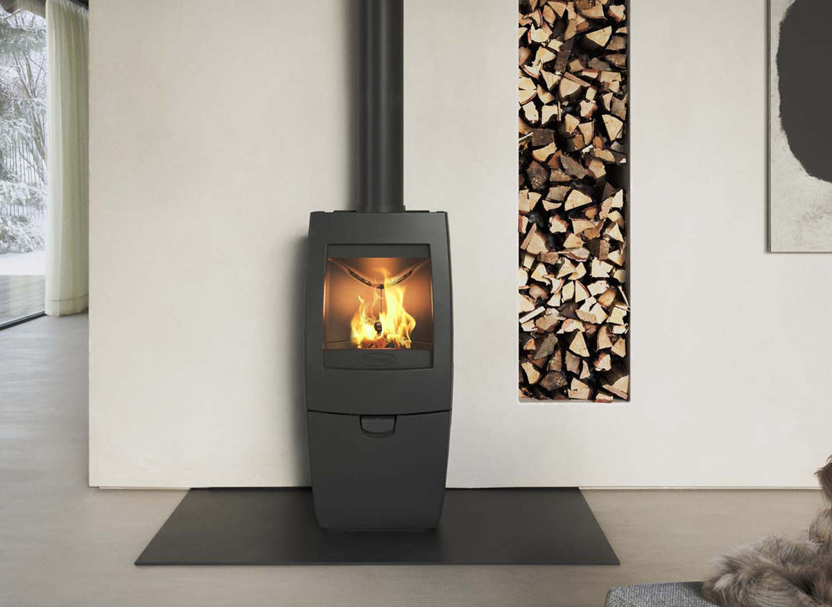 Dovre Sense 203 houtkachel met brandend vuur in een moderne woonkamer