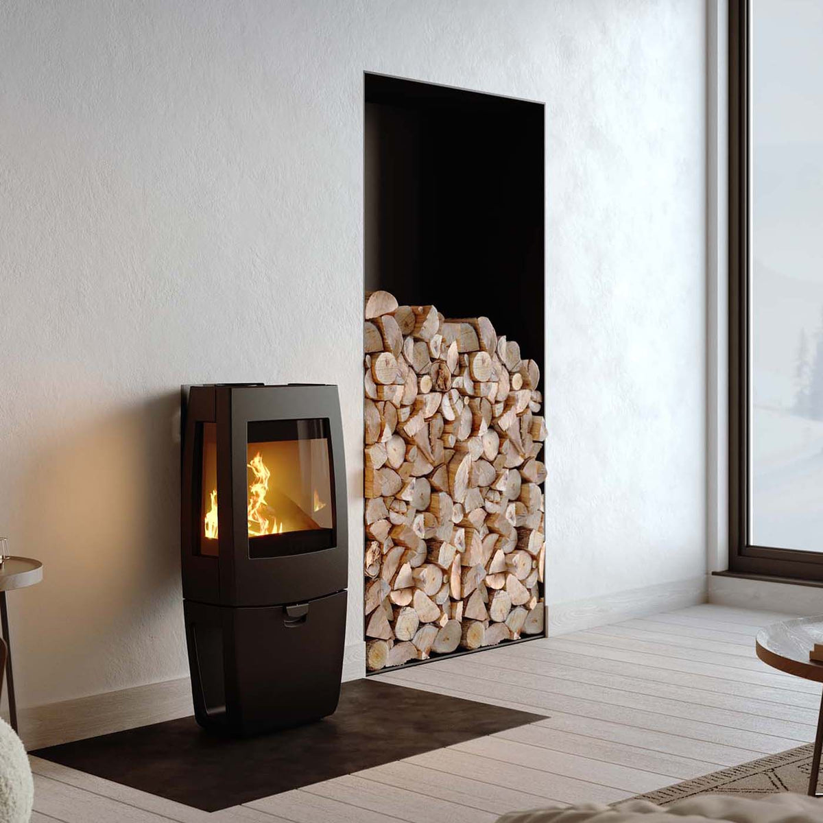 Dovre Sense 403 houtkachel met brandend vuur in een modern interieur naast een houtopslag