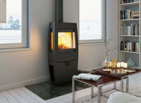 Dovre Sense 403 houtkachel met brandend vuur in een moderne woonkamer