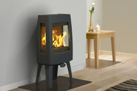 Dovre Sense 103 houtkachel met vlammen in een moderne woonkamer