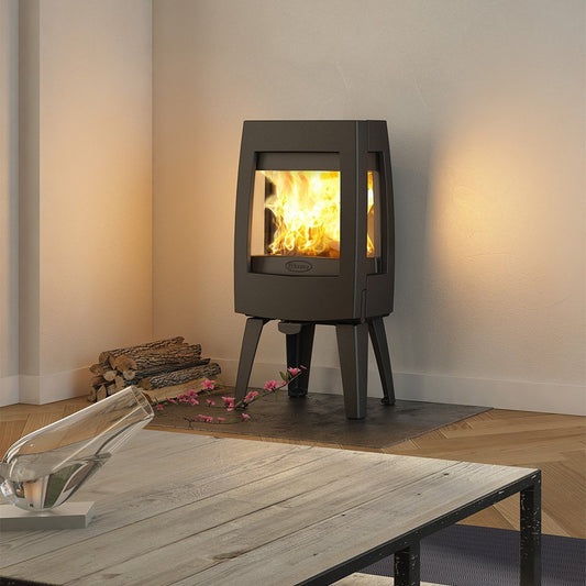 Dovre Sense 303 houtkachel in woonkamer met brandend vuur