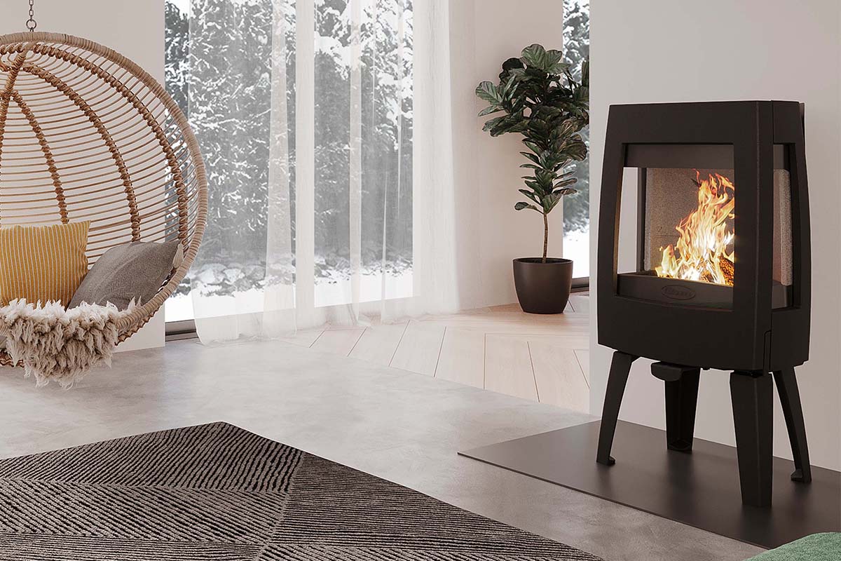 Dovre Sense 303 houtkachel in moderne woonkamer met hangstoel en plant