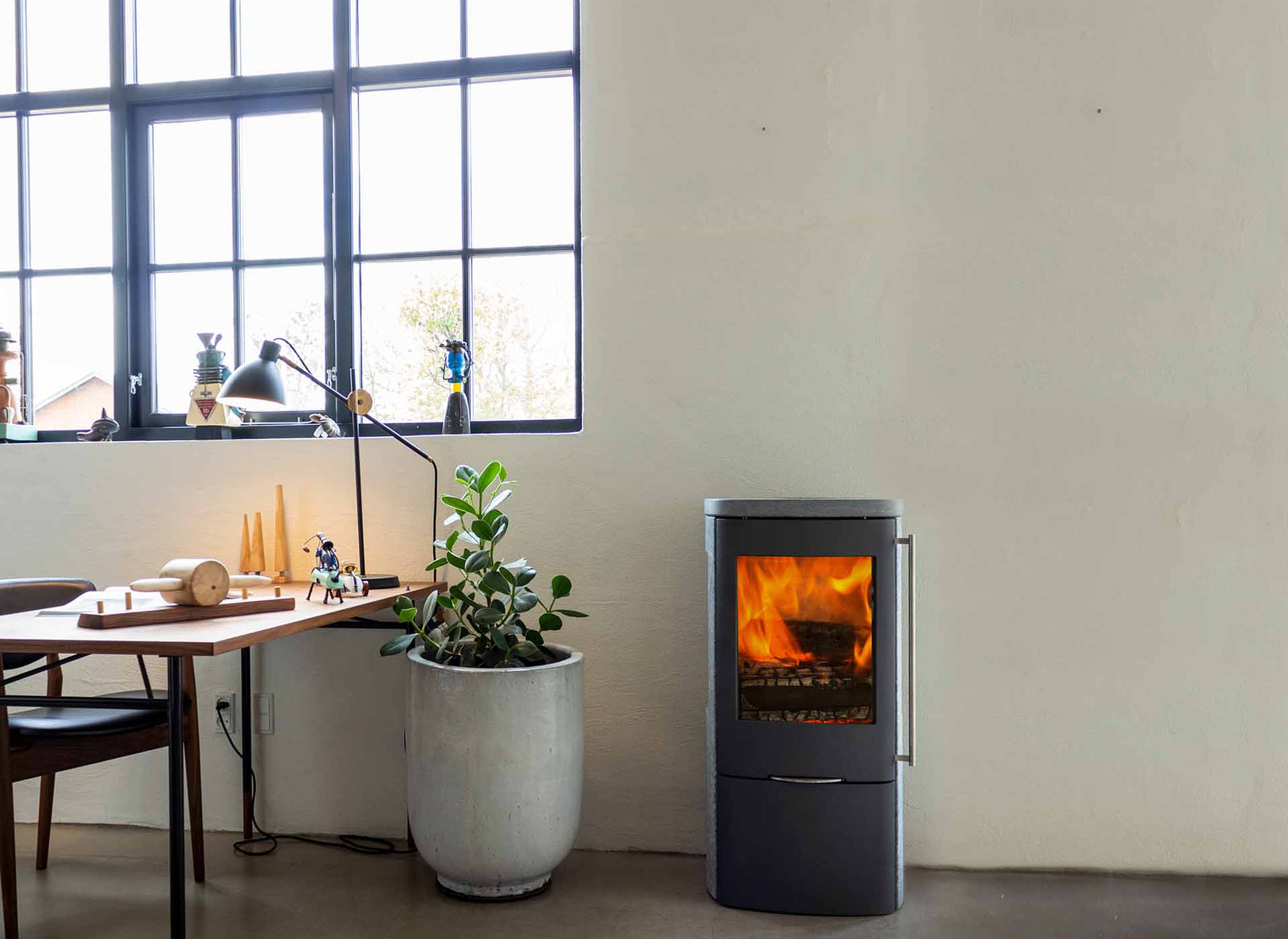Jydepejsen Senza Speksteen in moderne woonkamer met brandend vuur
