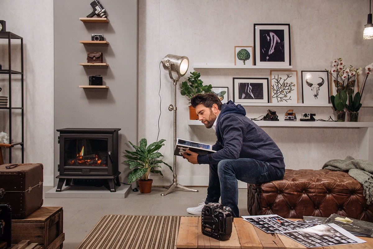 Dimplex Sunningdale elektrische kachel in een gezellige woonkamer met brandend haardvuur