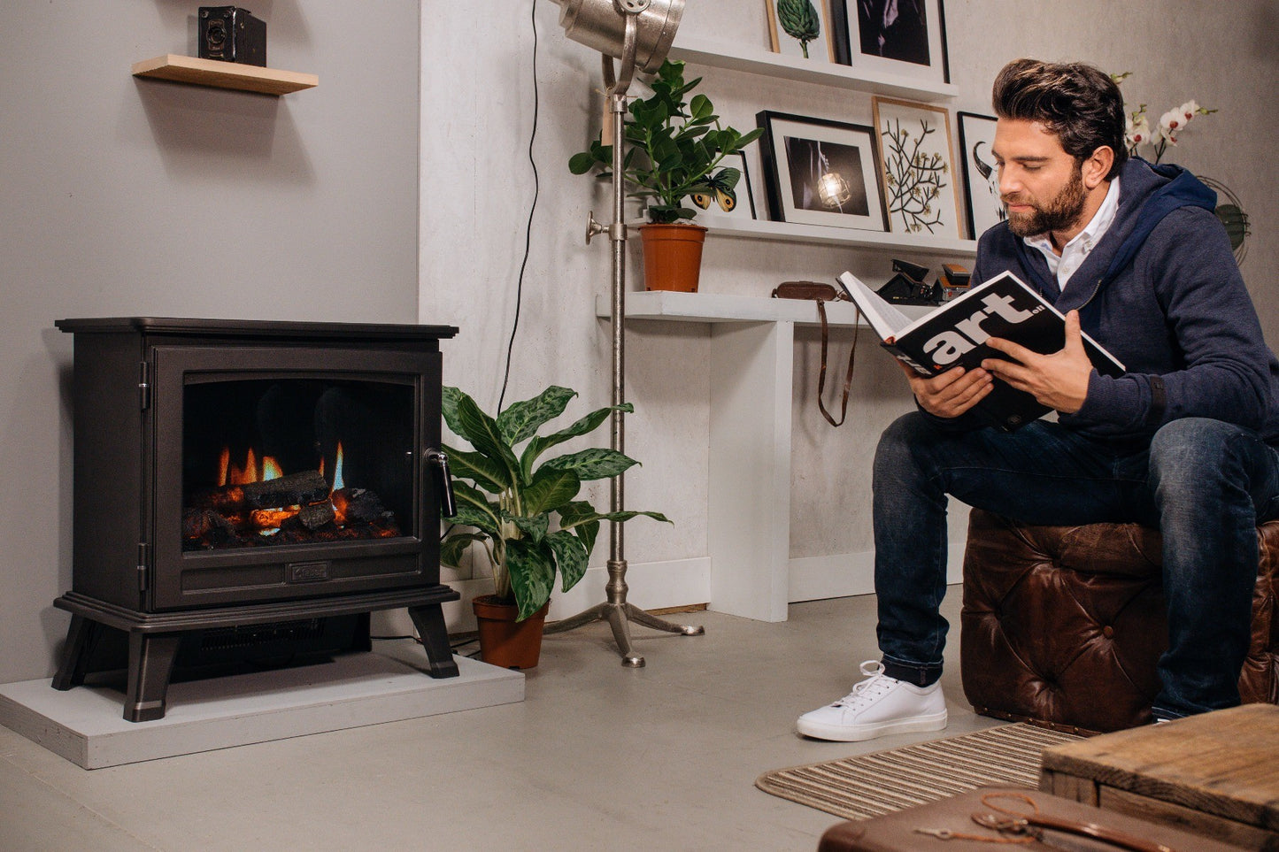 Dimplex Sunningdale elektrische kachel in een gezellige woonkamer met planten en kunstwerken.