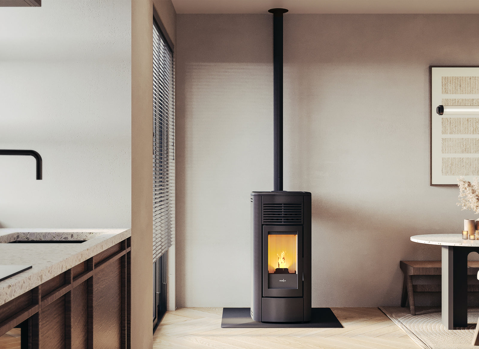 Ferlux Shara pelletkachel in een moderne woonkamer met schoorsteenpijp