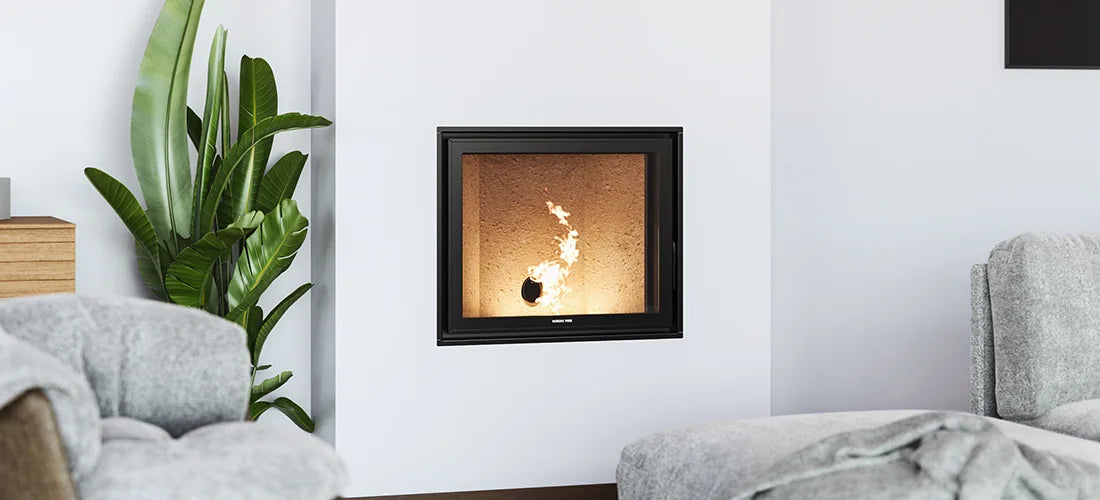 Nordic Fire Sienna 7-10 in moderne woonkamer met brandend inbouwhaard