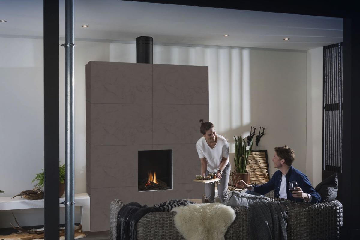 Element4 Sky Small Front Outdoor in moderne woonkamer met brandend vuur