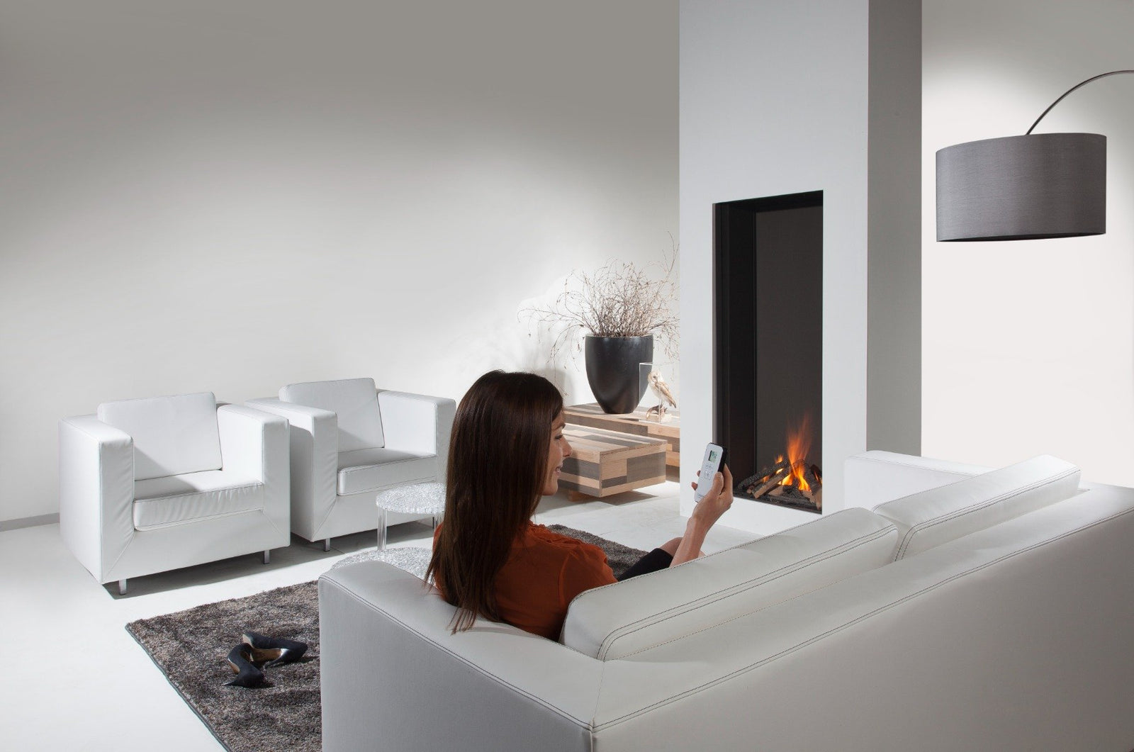Element4 Sky Large Front in moderne woonkamer met brandend haardvuur